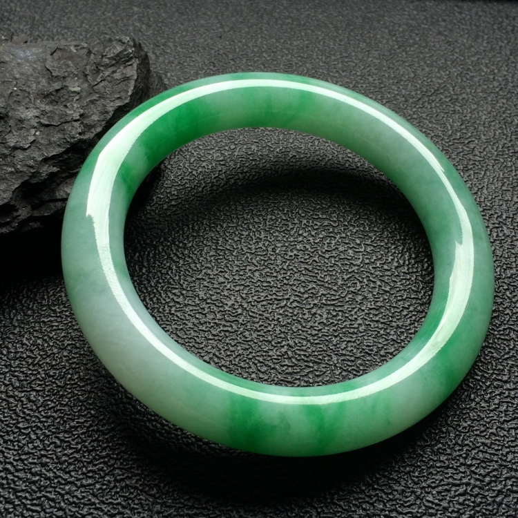 （超值推荐）糯冰种飘翠圆条手镯（55.7mm）
