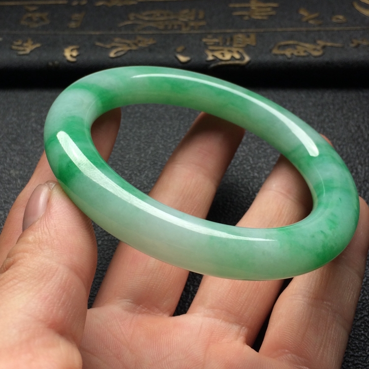 （超值推荐）糯冰种飘翠圆条手镯（55.7mm）