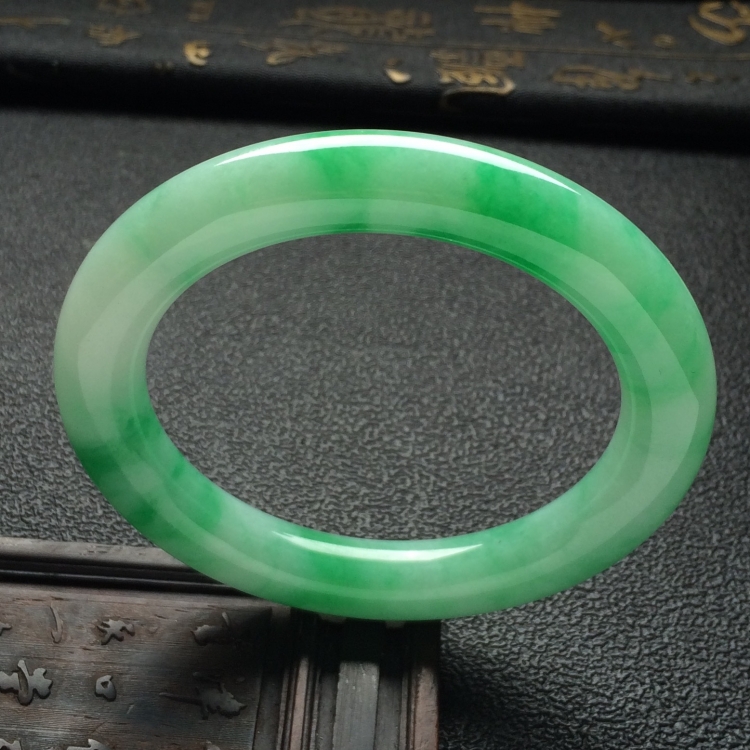 （超值推荐）糯冰种飘翠圆条手镯（55.7mm）