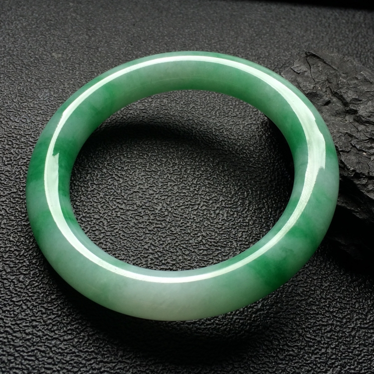 （超值推荐）糯冰种飘翠圆条手镯（55.7mm）