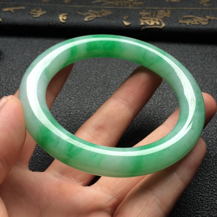 （超值推荐）糯冰种飘翠圆条手镯（55.7mm）