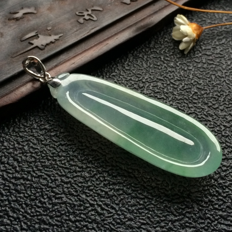 （超值推荐）冰种略飘花福瓜挂件（金扣）