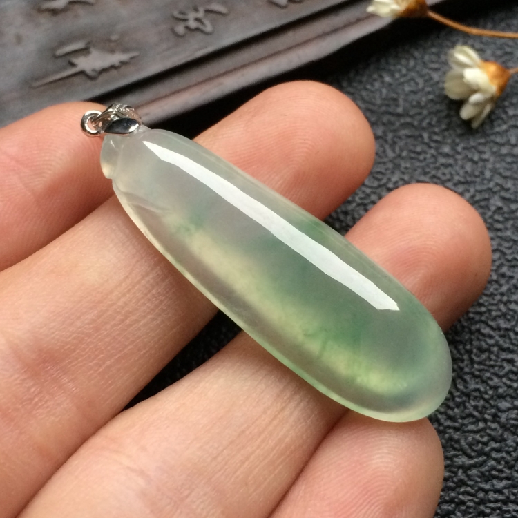 （超值推荐）冰种略飘花福瓜挂件（金扣）