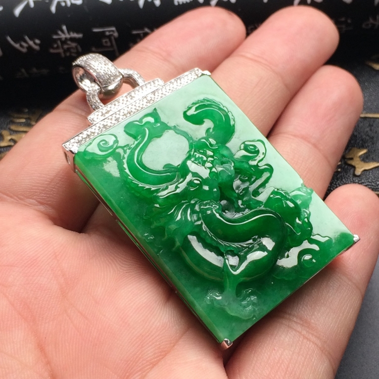 （超值推荐）糯冰种阳绿镶白金钻石飞龙在天胸坠