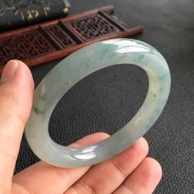 (超值推荐)糯冰种飘花圆条手镯(53.8mm)