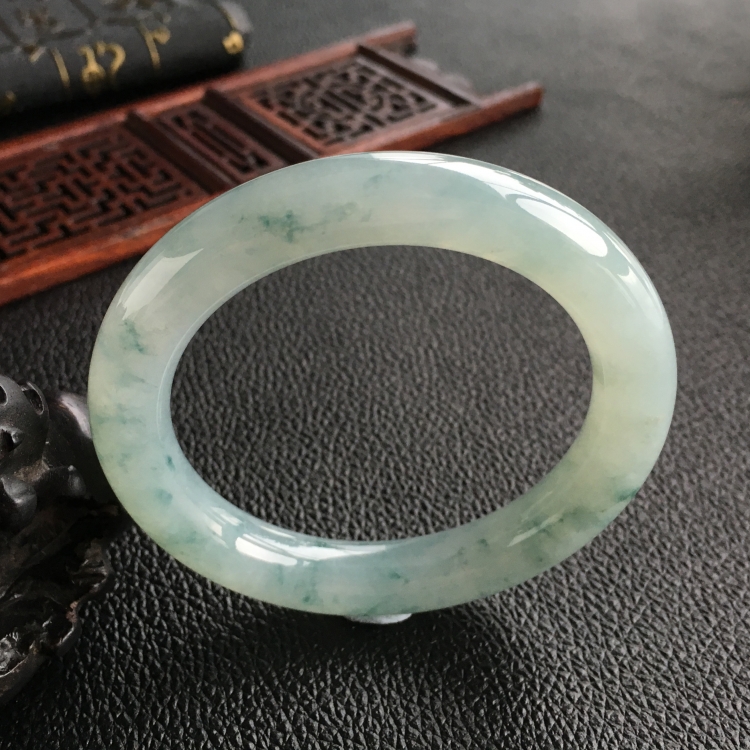 (超值推荐)糯冰种飘花圆条手镯(53.8mm)