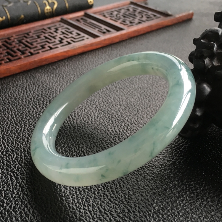 (超值推荐)糯冰种飘花圆条手镯(53.8mm)
