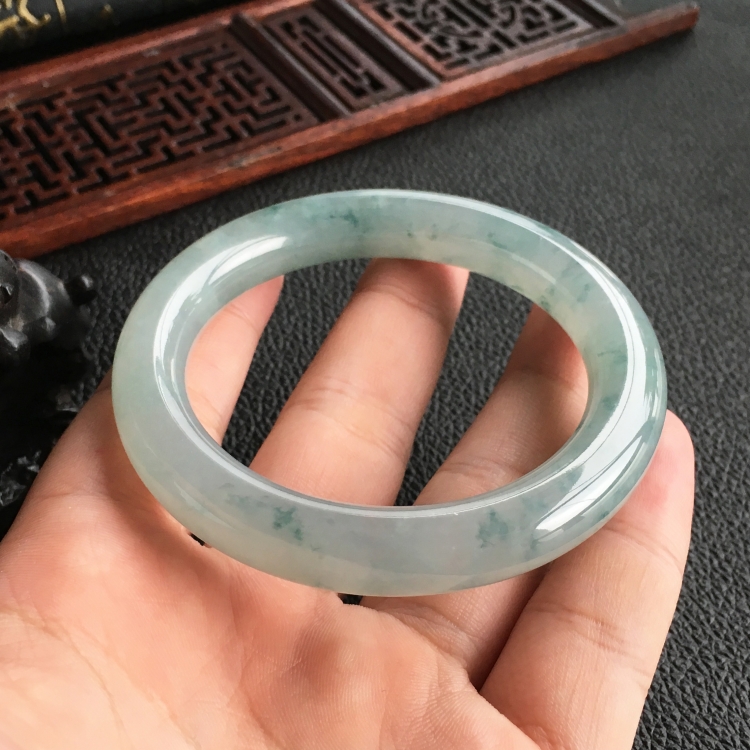 (超值推荐)糯冰种飘花圆条手镯(53.8mm)