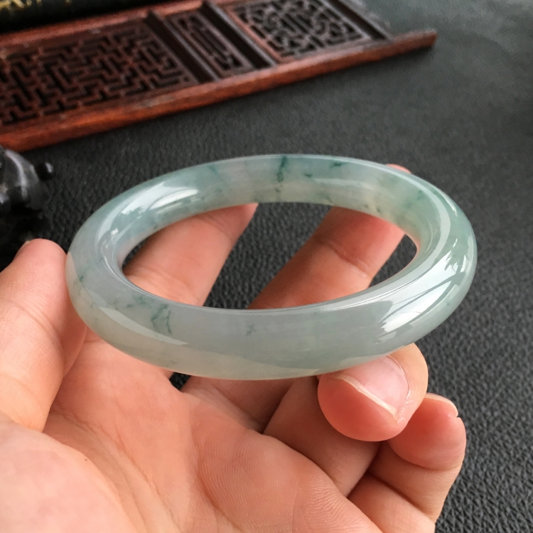 (超值推荐)糯冰种飘花圆条手镯(53.8mm)