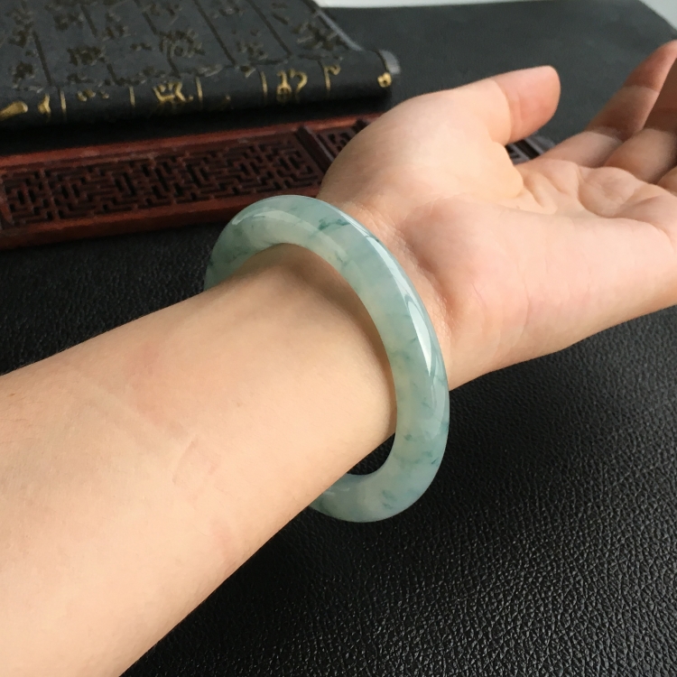 (超值推荐)糯冰种飘花圆条手镯(53.8mm)