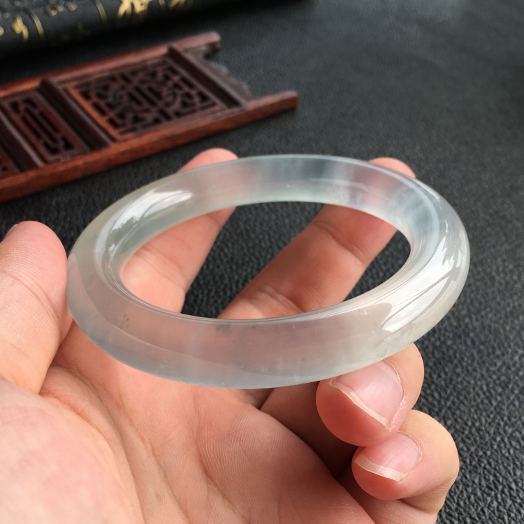 (超值推荐)冰玻种略飘花圆条手镯(54.6mm)