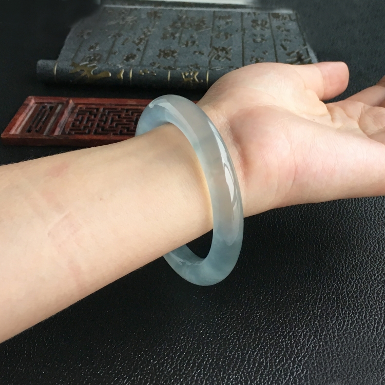 (超值推荐)冰玻种略飘花圆条手镯(54.6mm)