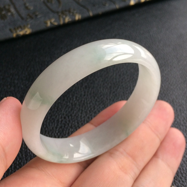 (超值推荐)糯冰种飘花贵妃镯(51.8mm-47.3mm)