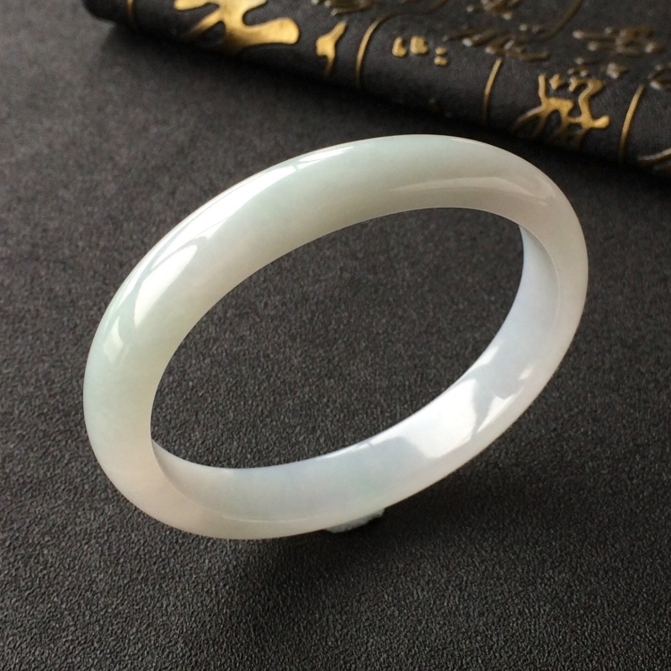 (超值推荐)糯冰种晴水贵妃镯(54.6mm-47.8mm)
