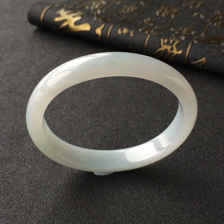 (超值推荐)糯冰种晴水贵妃镯(54.6mm-47.8mm)