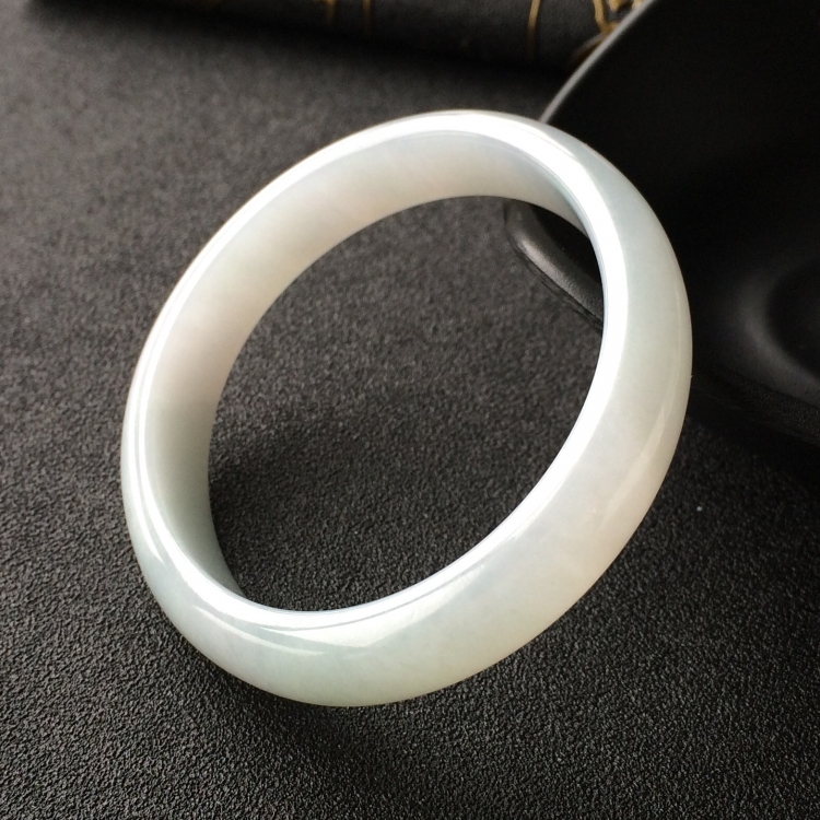 (超值推荐)糯冰种晴水贵妃镯(54.6mm-47.8mm)