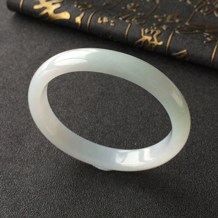(超值推荐)糯冰种晴水贵妃镯(54.6mm-47.8mm)