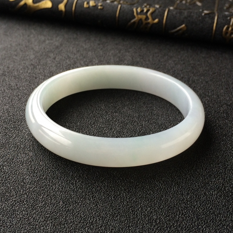 (超值推荐)糯冰种晴水贵妃镯(54.6mm-47.8mm)