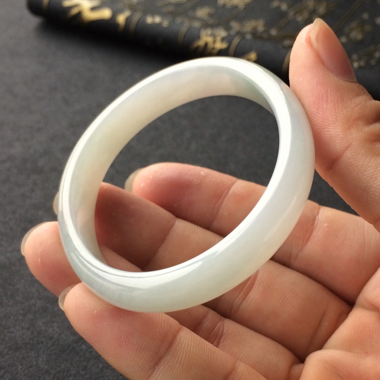 (超值推荐)糯冰种晴水贵妃镯(55mm-47mm)