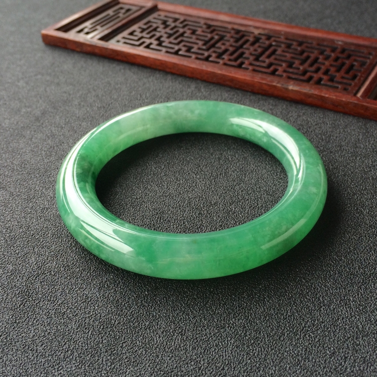 (超值推荐)糯冰种深绿圆条手镯(57mm)
