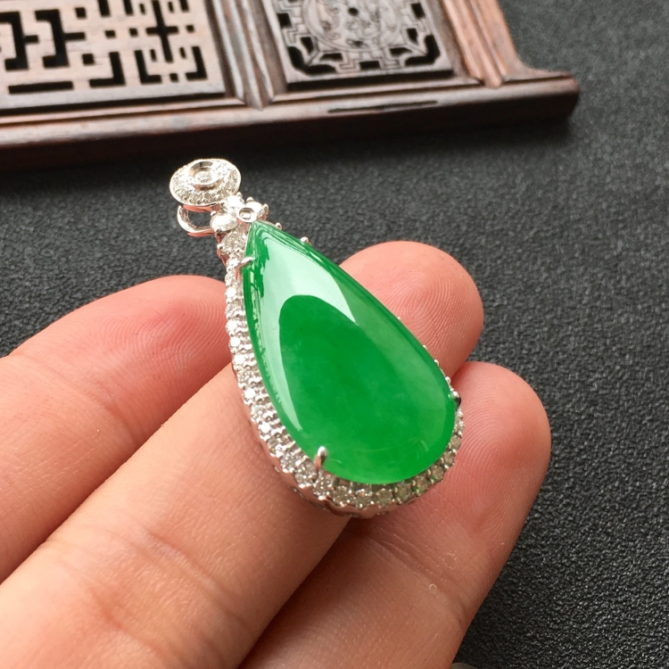 (超值推荐)冰种阳绿镶白金钻石水滴胸坠