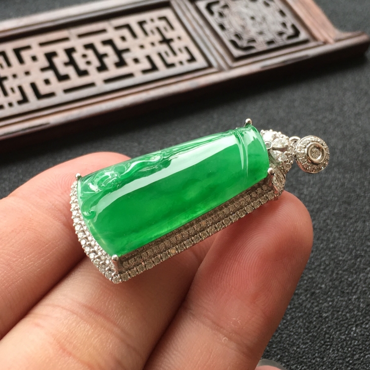(超值推荐)冰种飘阳绿镶白金钻石节节高胸坠