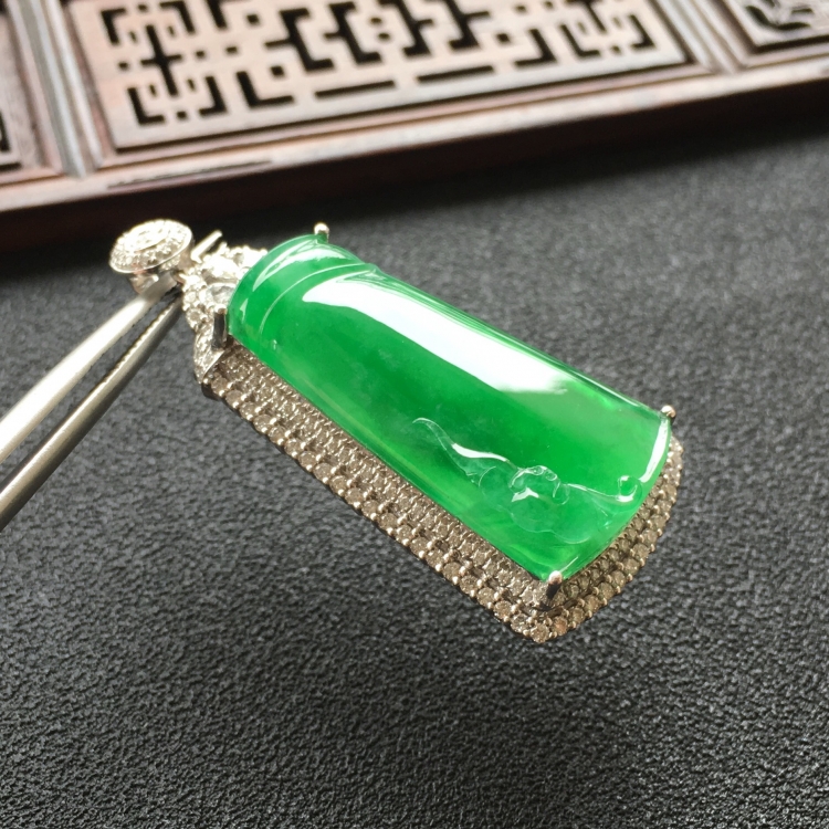 (超值推荐)冰种飘阳绿镶白金钻石节节高胸坠