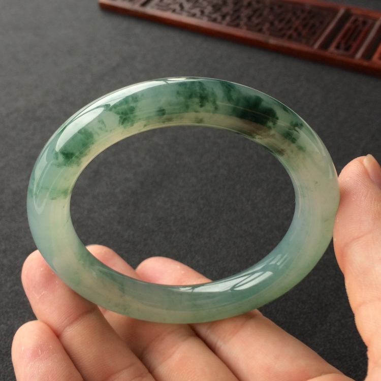(超值推荐)糯冰种飘花圆条手镯(56.8mm)