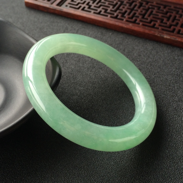 (超值推荐)糯冰种晴水略飘翠圆条手镯(54.3mm)