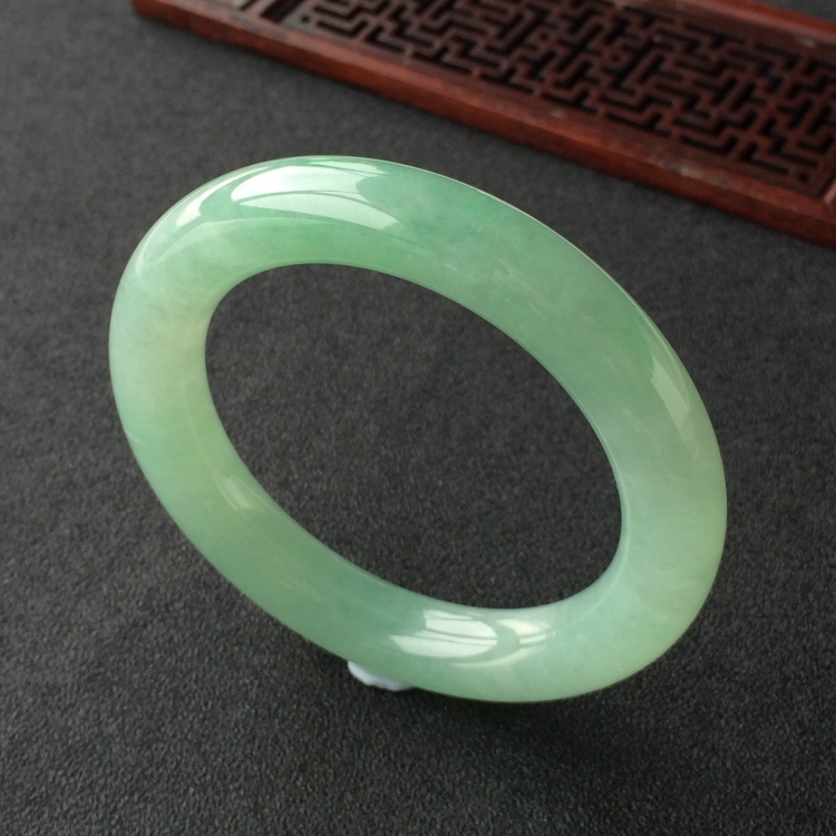 (超值推荐)糯冰种晴水略飘翠圆条手镯(54.3mm)