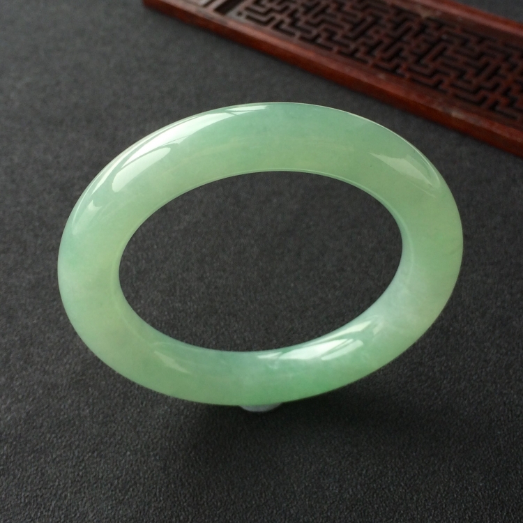 (超值推荐)糯冰种晴水略飘翠圆条手镯(54.3mm)