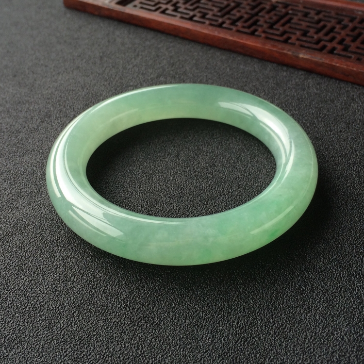 (超值推荐)糯冰种晴水略飘翠圆条手镯(54.3mm)