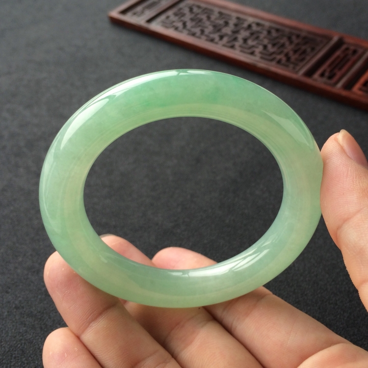 (超值推荐)糯冰种晴水略飘翠圆条手镯(54.3mm)