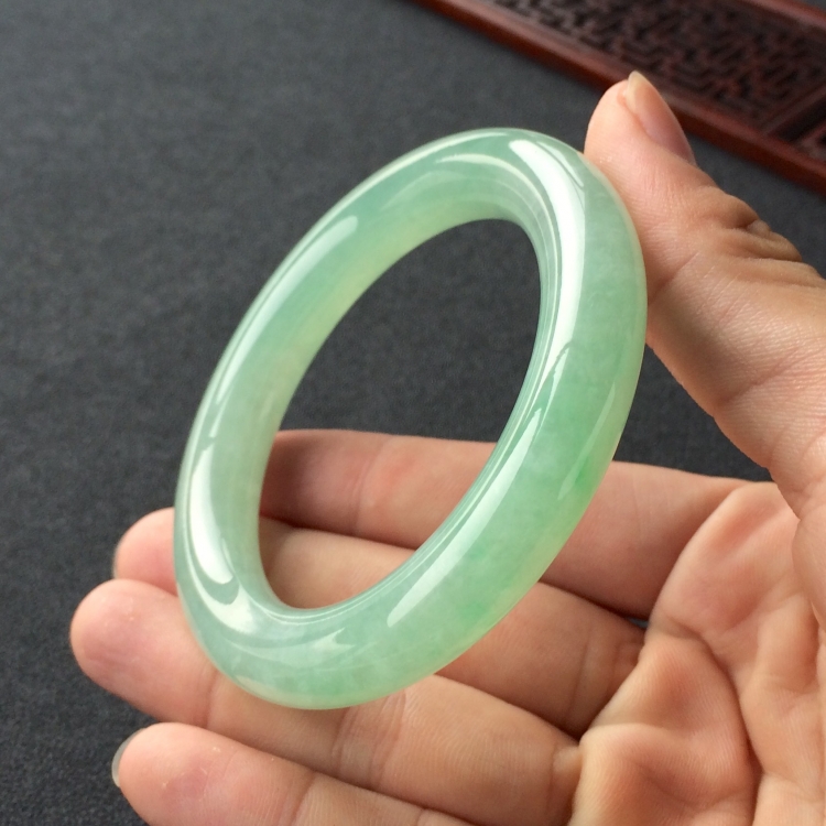 (超值推荐)糯冰种晴水略飘翠圆条手镯(54.3mm)