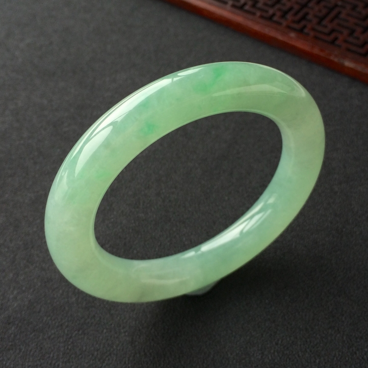 (超值推荐)糯冰种晴水略飘翠圆条手镯(54.3mm)