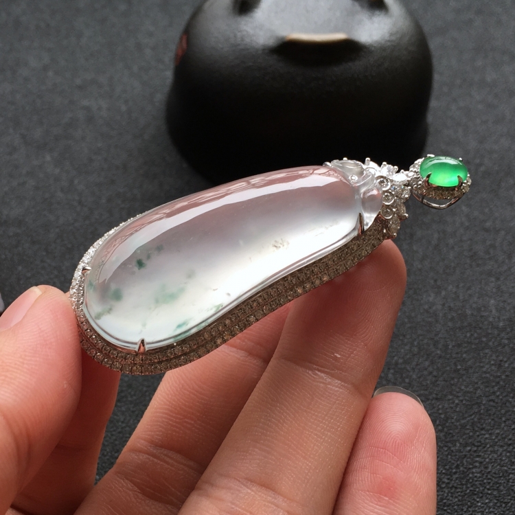(超值推荐)冰玻种飘花镶白金钻石福瓜胸坠