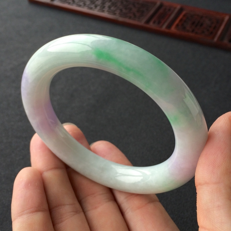 (超值推荐)糯冰种春带彩圆条手镯(57.7mm)