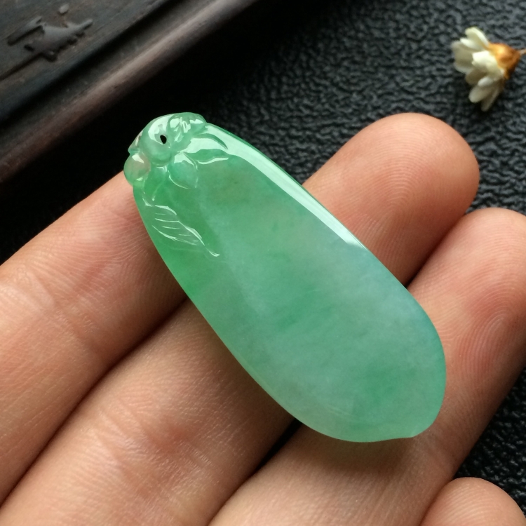（超值推荐）糯冰种飘绿花福瓜挂件