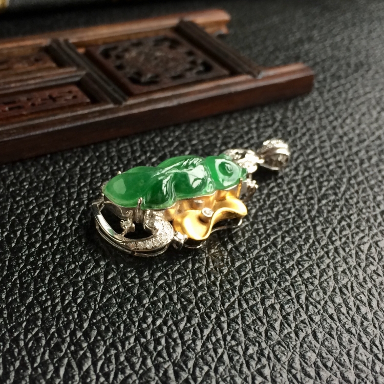 (超值推荐)冰种晴水略飘翠镶彩金钻石金玉满堂胸坠