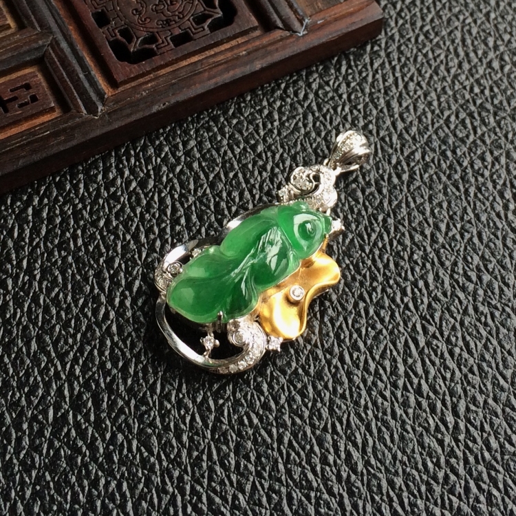 (超值推荐)冰种晴水略飘翠镶彩金钻石金玉满堂胸坠