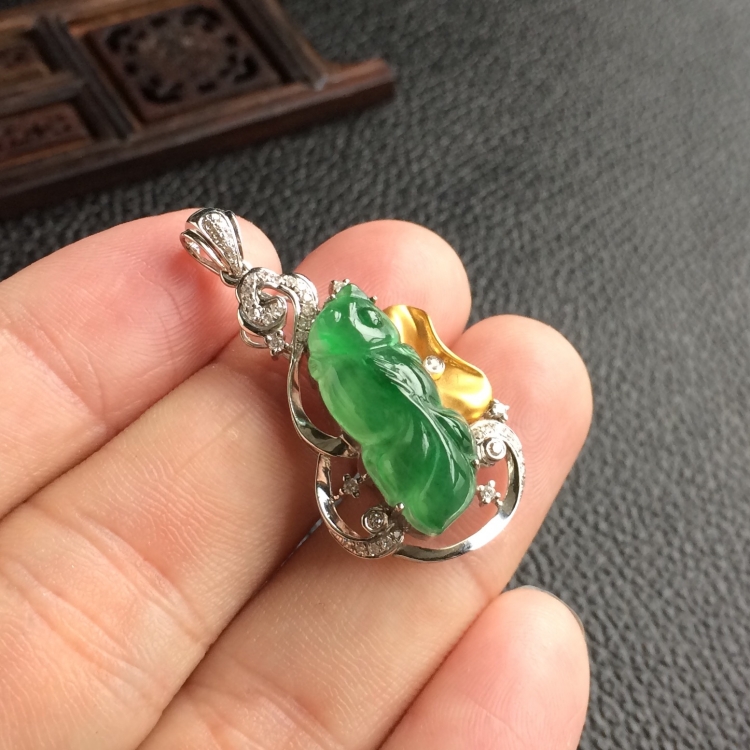 (超值推荐)冰种晴水略飘翠镶彩金钻石金玉满堂胸坠