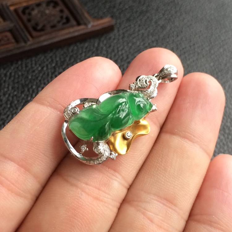 (超值推荐)冰种晴水略飘翠镶彩金钻石金玉满堂胸坠