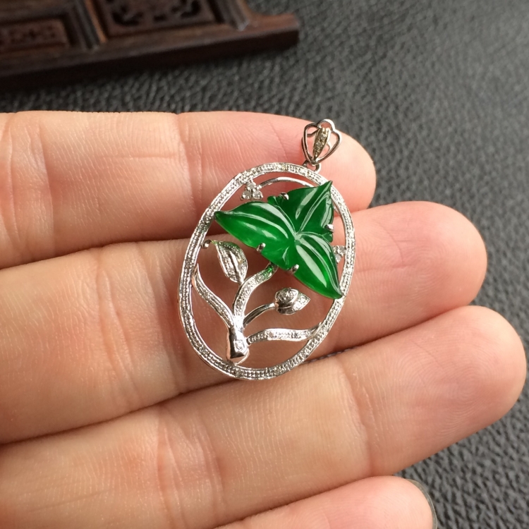 (超值推荐)冰种阳绿镶白金钻石胸坠