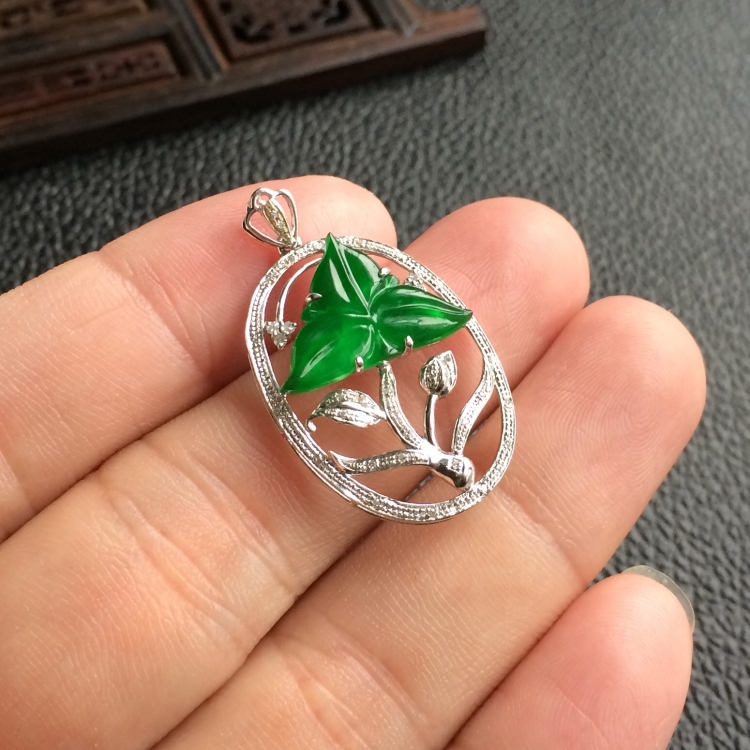 (超值推荐)冰种阳绿镶白金钻石胸坠