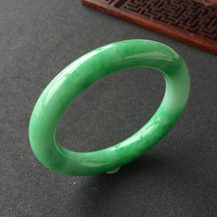 (超值推荐)糯冰种飘翠圆条手镯(56.6mm)
