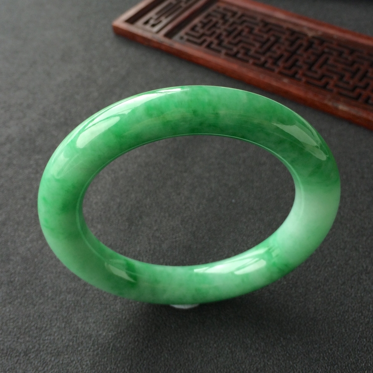 (超值推荐)糯冰种飘翠圆条手镯(56.6mm)