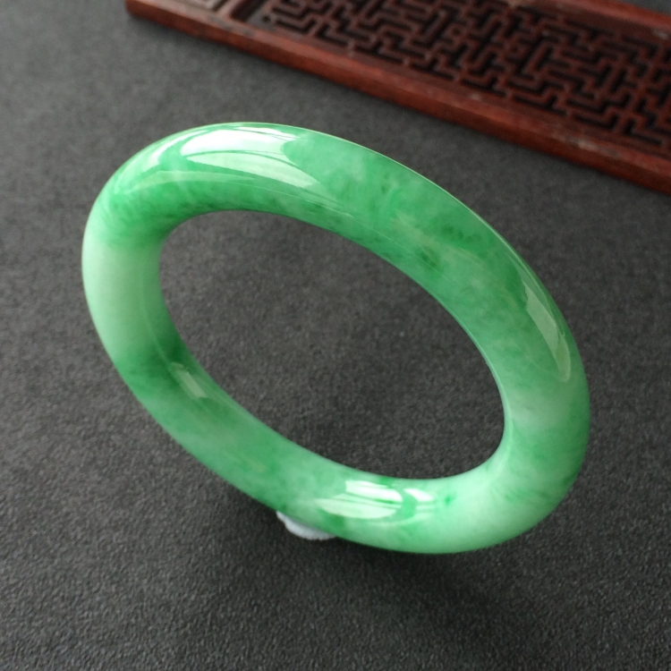 (超值推荐)糯冰种飘翠圆条手镯(56.6mm)