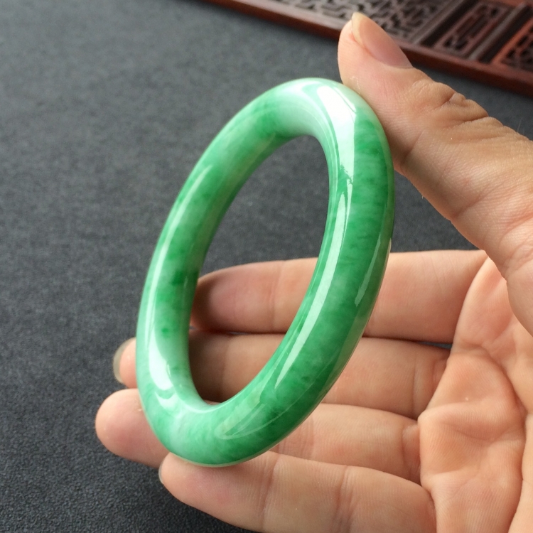 (超值推荐)糯冰种飘翠圆条手镯(56.6mm)