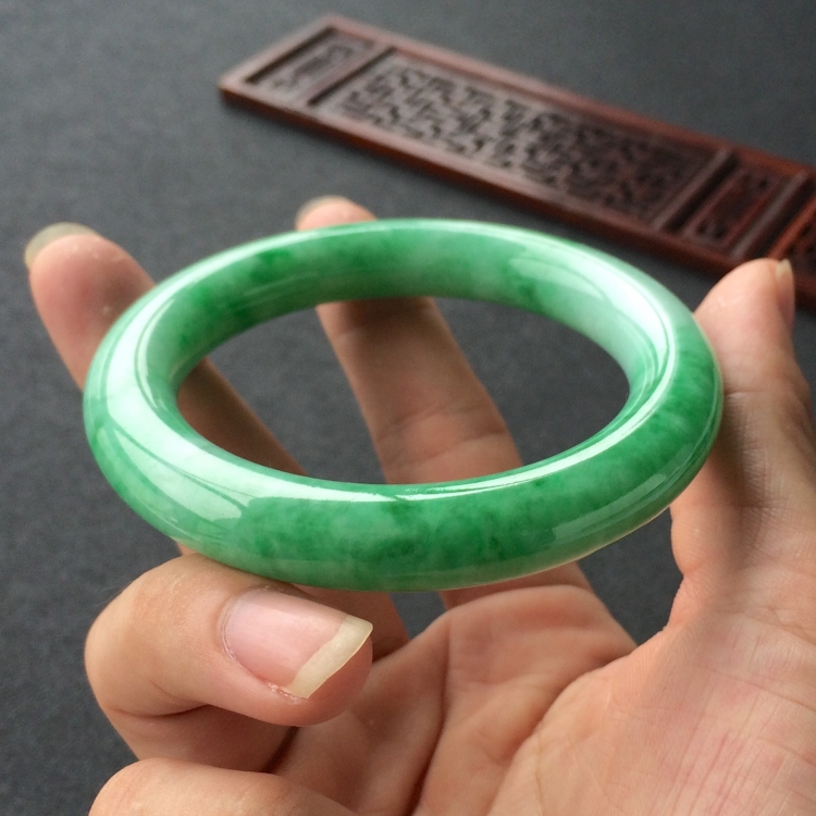 (超值推荐)糯冰种飘翠圆条手镯(56.6mm)