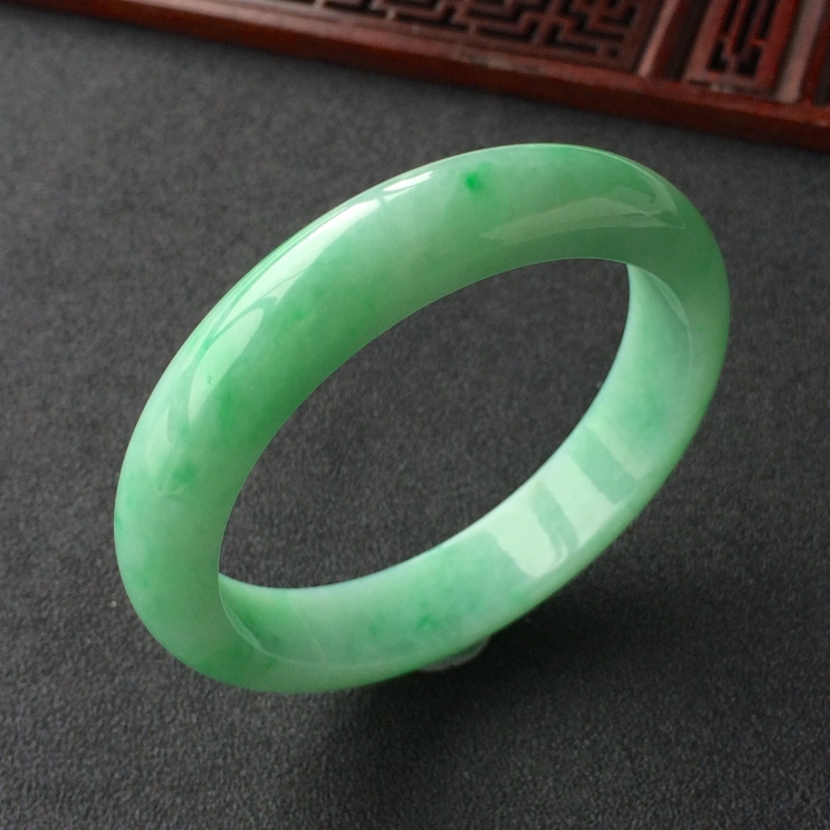 (超值推荐)糯冰种飘翠手镯(56mm)